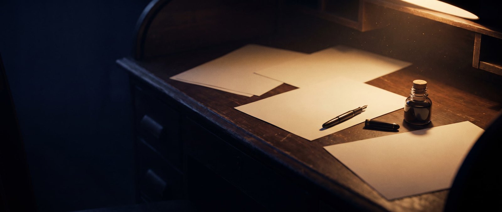 Un bureau d'écriture la nuit, des feuilles vierges, une plume et un encrier sous une lampe chaude.